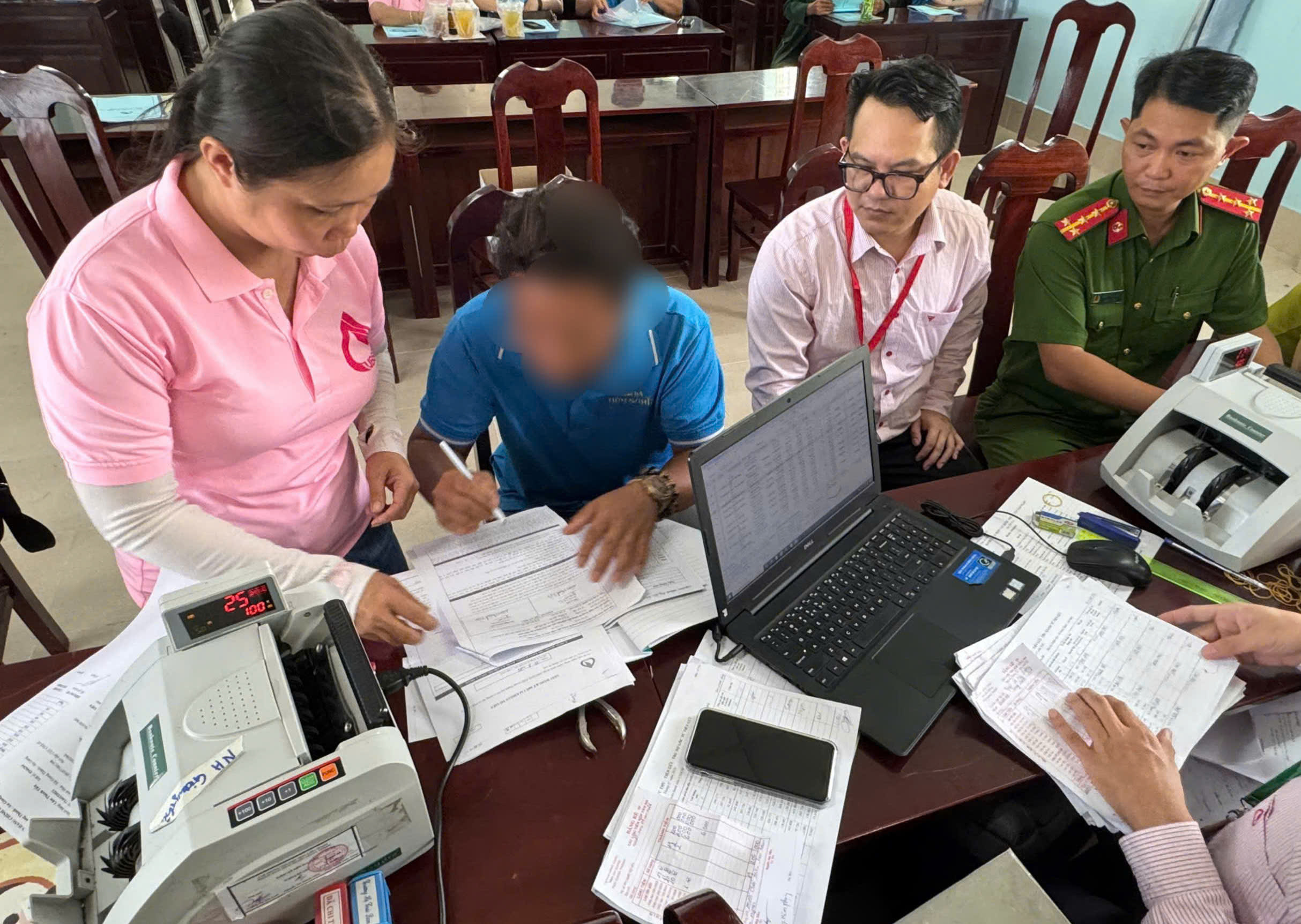 Khách hàng đến Điểm Giao dịch của NHCSXH Giang Thành làm thủ tục giải ngân và nhận tiền vay