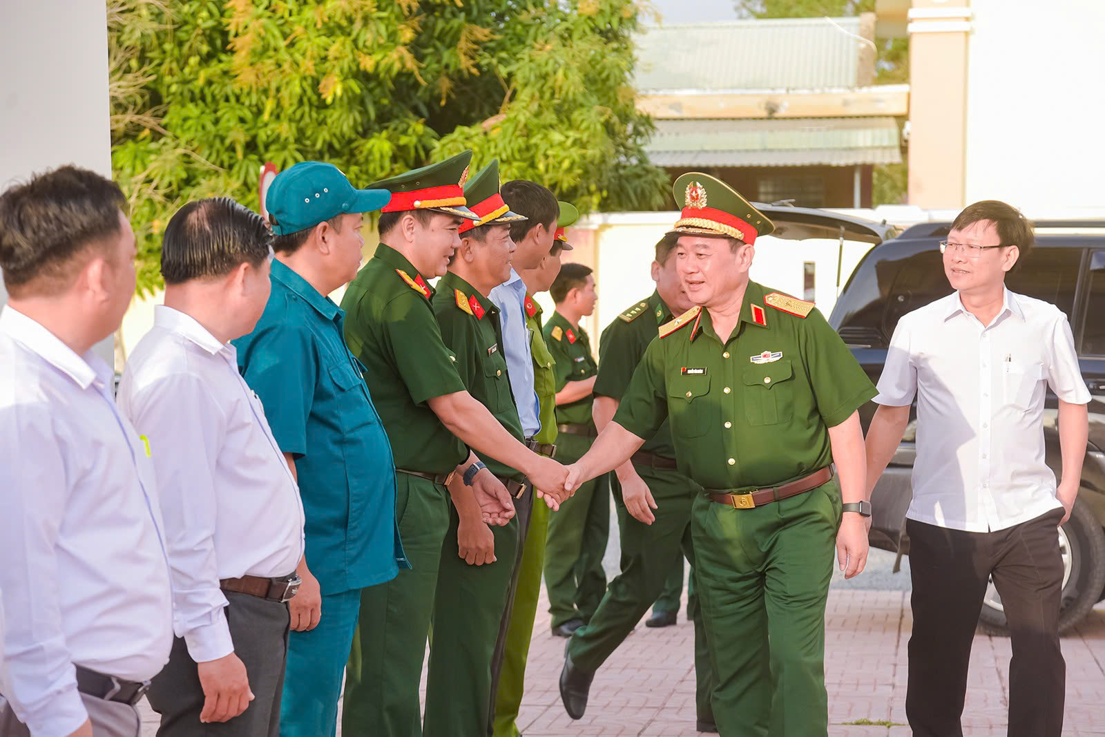 Thiếu tướng Nguyễn Văn Ngành đến thăm, chúc tết Đảng ủy, HĐND, UBND, Ủy ban MTTQ Việt Nam xã Giang Thành.