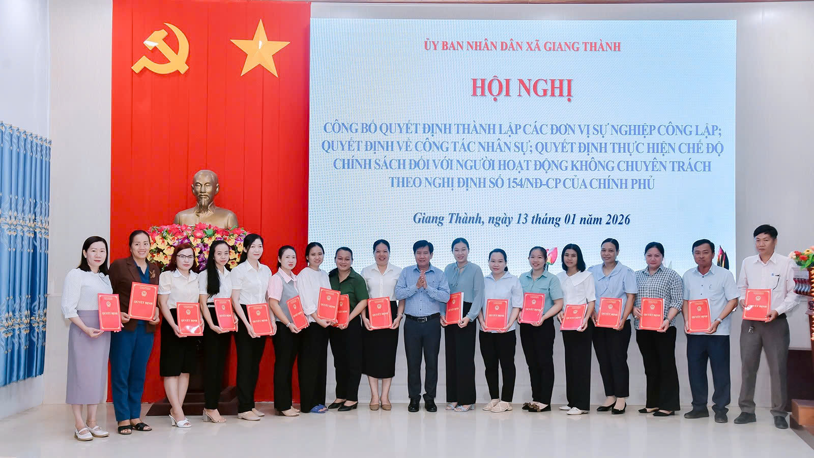 Đ/c Danh Minh Hùng, PCT UBND xã trao quyết định thành lập Trạm Y tế xã