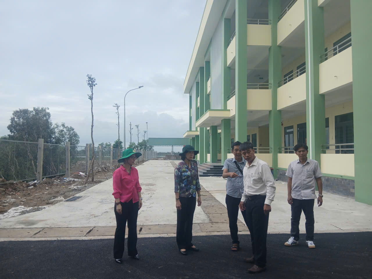 Phó Chủ tịch UBND tỉnh Nguyễn Thị Minh Thúy kiểm tra tiến độ hoàn thiện dự án Trường phổ thông nội trú Tiểu học và THCS Giang Thành