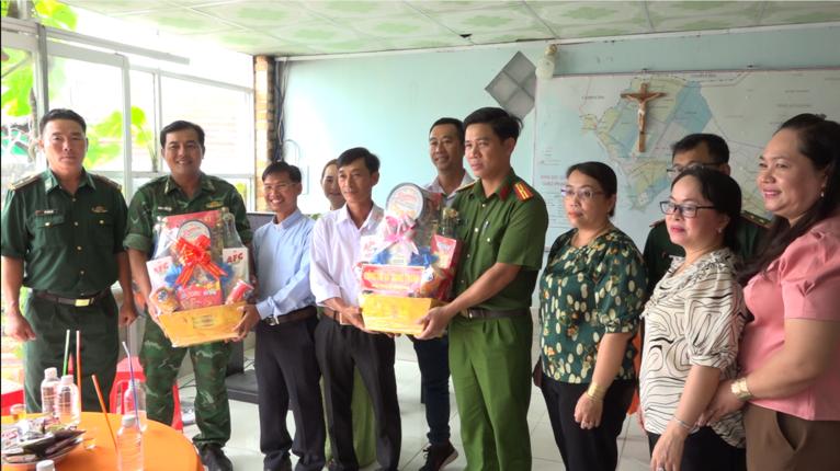 Các lực lượng vũ trang tặng quà cho Giáo họ Giang Thành