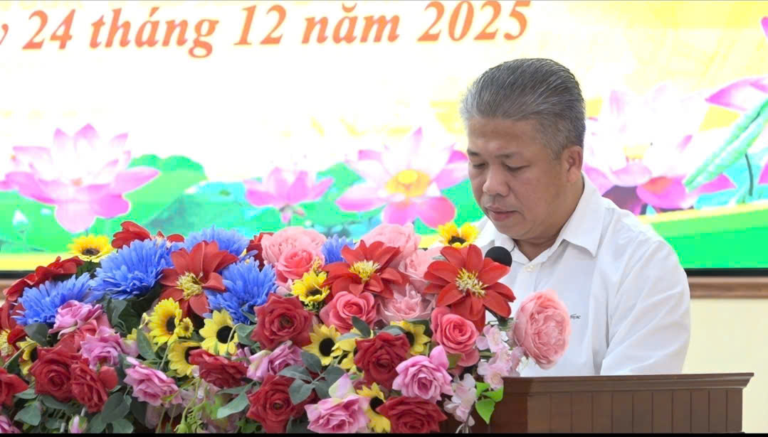 Đ/c Hà Văn Thanh Khương - Bí thư Đảng ủy phát biểu trao đổi, ghi nhận các ý kiến của hội viên nông dân